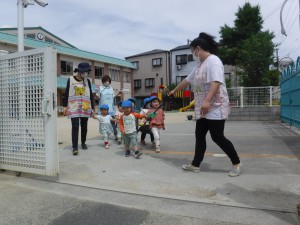 乳児　畑に行って玉ねぎをとったよ