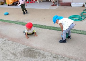 乳児　元気いっぱいお外遊び♪