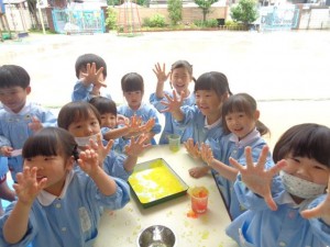 ★年中組★　感触あそび～寒天ゼリー～