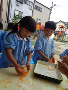 ★年中組★　感触あそび～寒天ゼリー～